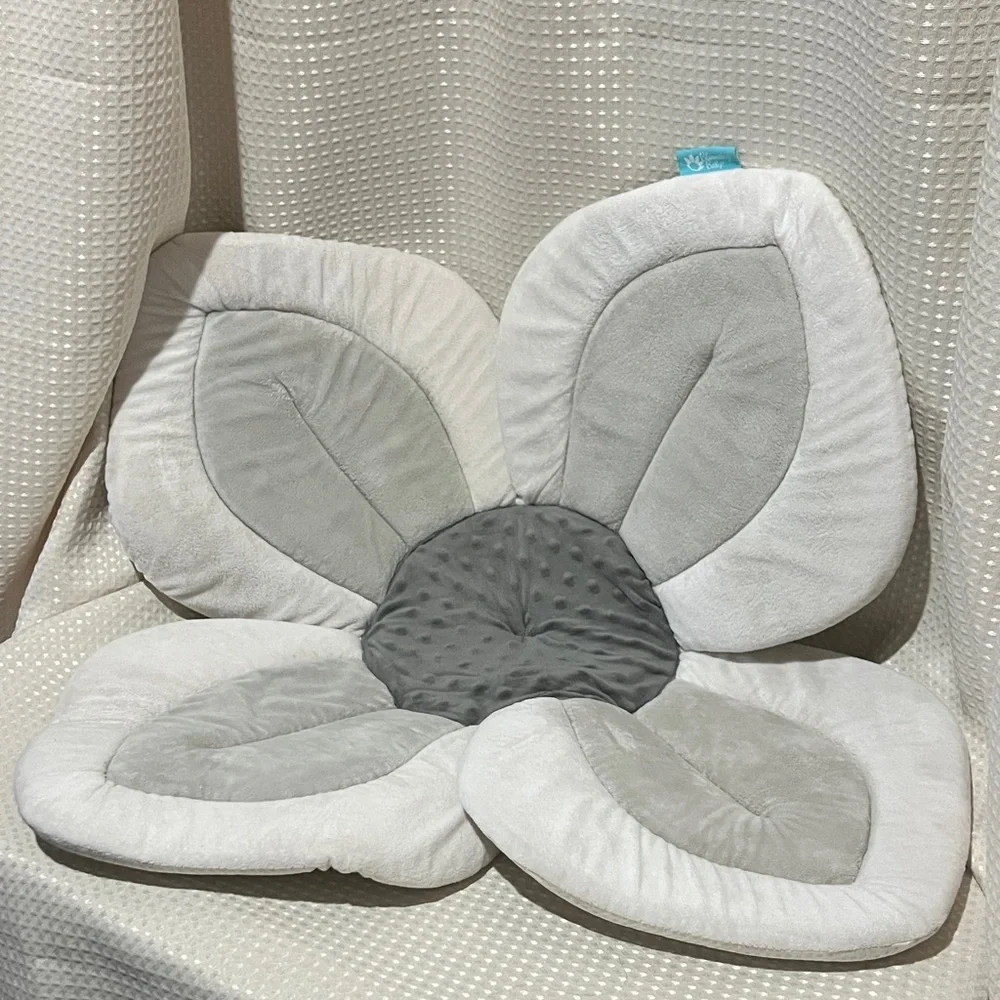 Blooming Baby Lotus Baby Bath Seat Gray and White Flower-Shaped